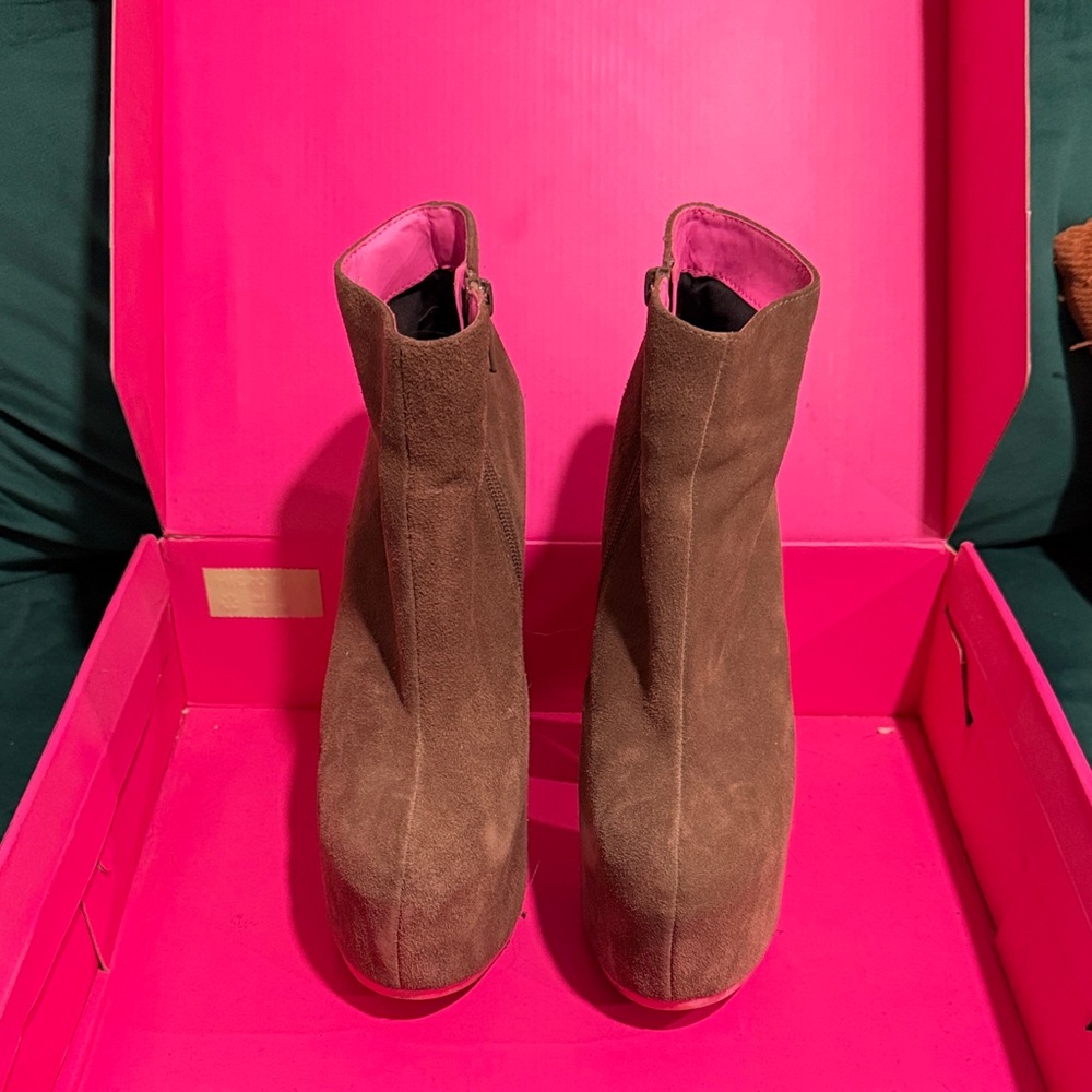 Elegant Grey Suede Heeled Boots